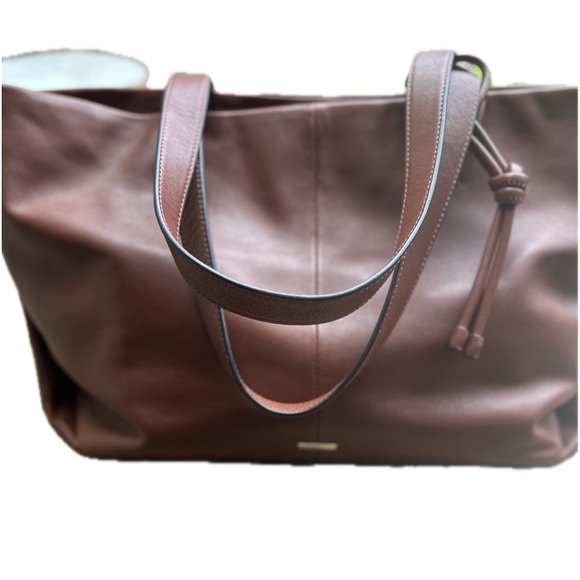 Vince Camuto Handbags - Beautiful Vince Camuto leather tote